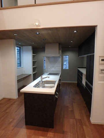 キッチンの天井高を変えることで、もうひとつの空間がママスペースっぽい＾＾