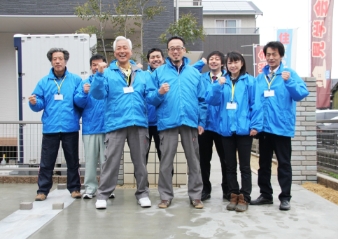 お客様の笑顔のために真剣！な代表写真